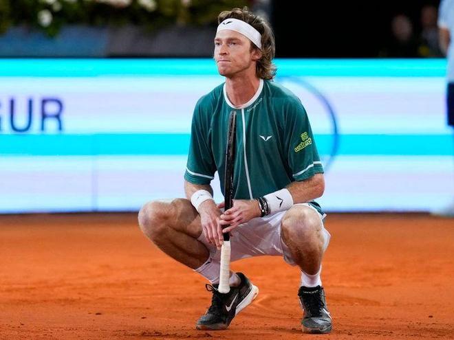 镇队员钟显 镇队员钟显